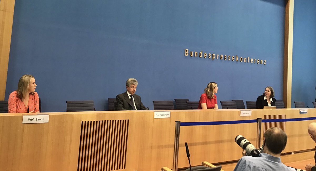 Alena Buyx, Judith Simon und Carl Friedrich Gethmann präsentieren die Ratspositionen zu #Immunitätsbescheinigung|en in der #COVID-19-Pandemie. Die Empfehlungen sowie der vollständige Wortlaut der Stellungnahme sind abrufbar unter bit.ly/32SbZY1