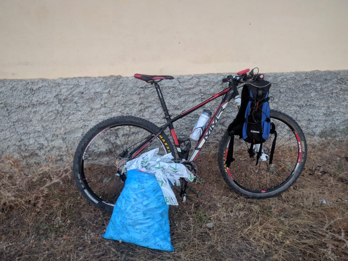 Y ayer se realizó unas de las tareas más importantes tras la celebración del #VlDuatlonCrosMontijo, dejar el campo en perfectas condiciones.
#DinamizaciónDeportivaExtremadura un día más en la oficina.
<a href="/fextri/">FEXTRI</a> @DXTextremadura 
#ExtremaduraParaisoNatural