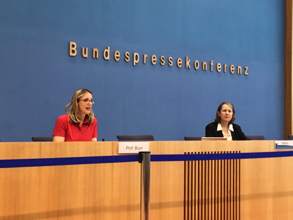 Die Vorsitzende des Rates, Alena Buyx (<a href="/alena_buyx/">Alena Buyx</a>), macht deutlich: Der aktuelle naturwissenschaftlich-medizinische Sachstand spricht nach Auffassung aller Ratsmitglieder dagegen, zum jetzigen Zeitpunkt die Einführung einer #Immunitätsbescheinigung zu empfehlen. #Corona