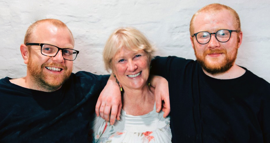 OsNosh's tweet photo. With Ben (on the left) taking a well deserved break, it'll be his bro, Tom and ma, Fiona taking over today's community boxes and meal making and delivery...along with our most excellent #volunteers of course! 🫑🥒🥪🍅🥦🥣🍲🧑‍🍳👩‍🍳

#Oswestry #Shropshire #foodwaste #community https://t.co/6GXRkXpd7R