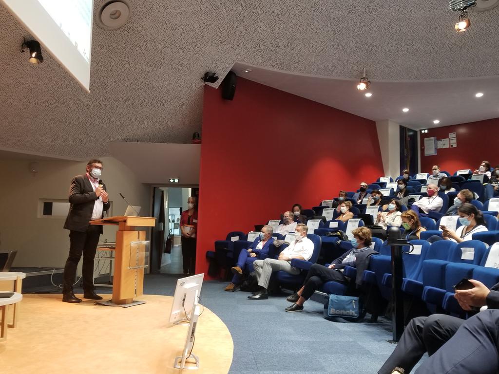 BertrandMocquet's tweet photo. Jour 2 : Module prise de fonction @Ih2ef @Amue_Com. #RhizomeESR Enfin présentation en #180s de la plus ancienne association du Sup, déjà 50ans : celle des agents comptables AACUE https://t.co/lFaljoH3Sr https://t.co/33QZ9PjGvp