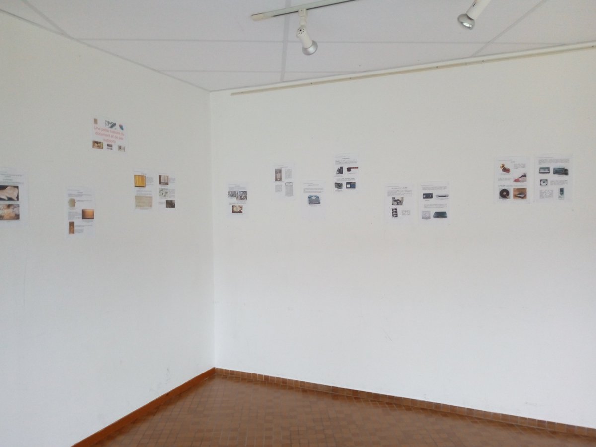 CDI_Cerisy's tweet photo. Exposition «Une petite histoire du document et de ses supports» au #CDI #EMI #InformationDocumentation https://t.co/9LlzsuCcxo