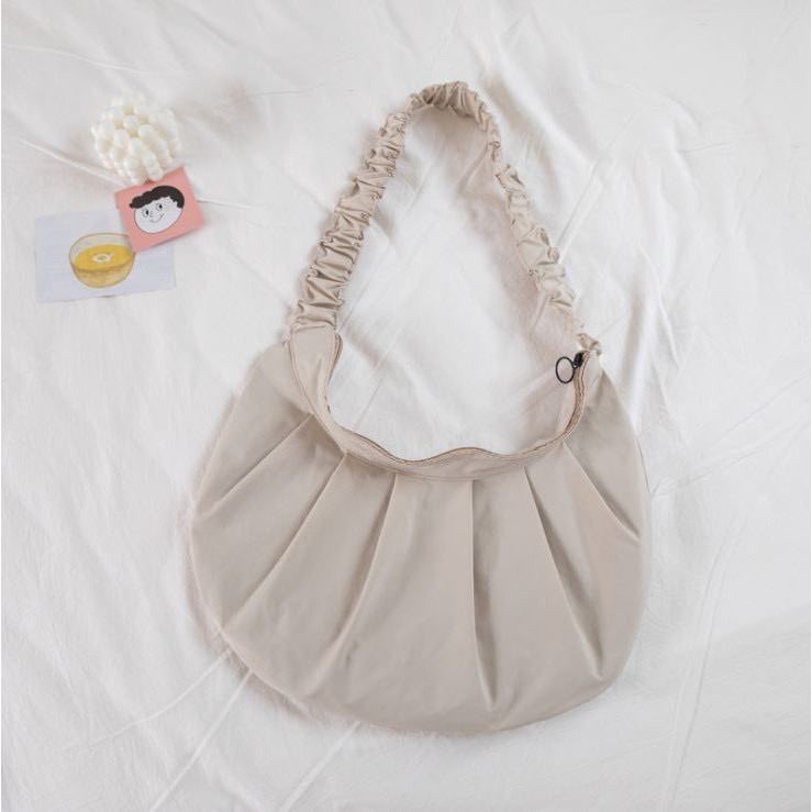 Korang jenis keluar suka bawak semua benda? kalau boleh dengan almari skali nak bawak ? Okey! DUMPLING BAG ni sesuai lah untuk korang! RM39 onlyProduct Info:Diameter: 44cm (W) x 28cm (H)Material: Nylon