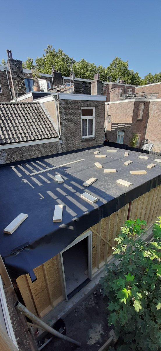Lots of progress on my new #forge in #Dordrecht! It has walls and a roof now! 🥳 Looking forward to making #steel #sculpture from my #workshop at home!