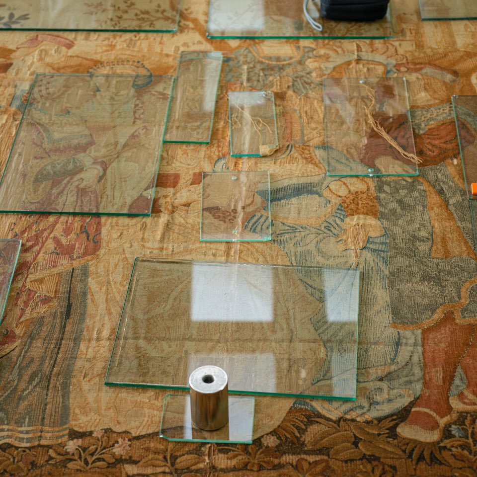 cdmtextil's tweet photo. Gràcies al suport de @patcdiba restaurem un dels dos #teixits #estampats amb una escena cortesana renaixentista, de la Casa Alegre de Sagrera de #Terrassa. El conjunt està format per dues peces rectangulars separades, tot i que iconogràficament, formen una sola escena. https://t.co/FvFEGrMQOZ