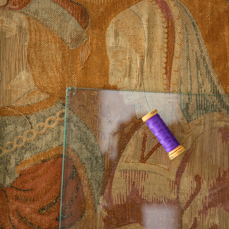 cdmtextil's tweet photo. Gràcies al suport de @patcdiba restaurem un dels dos #teixits #estampats amb una escena cortesana renaixentista, de la Casa Alegre de Sagrera de #Terrassa. El conjunt està format per dues peces rectangulars separades, tot i que iconogràficament, formen una sola escena. https://t.co/FvFEGrMQOZ