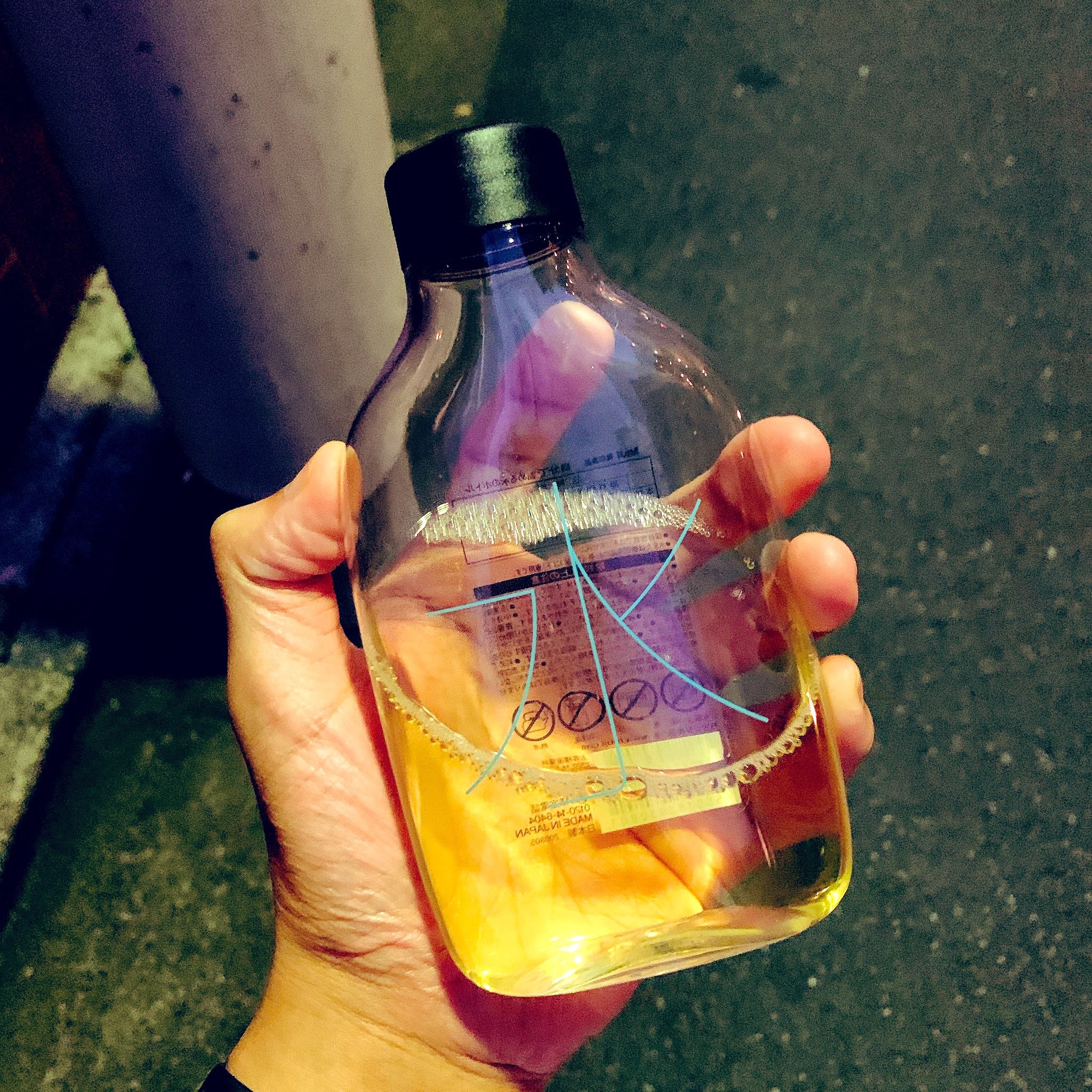 げた 無印良品で詰め替えられる水のボトルってやつを買ったんだけど めちゃ厚手で頑丈でギリポッケに入るのでウィスキー入れるスキットルに最適な感じだった T Co Qb75mkpu0a T Co 5fiow0ccqy Twitter