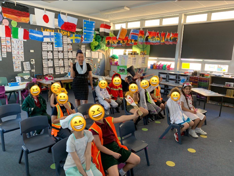 Judith_Bow's tweet photo. T: “ can you guess what Miss Bow is dressed as?”
Ss:“Aeroplane”
😂😂 aeroplane, air hostess same thing 🤷🏻♀️ Such an awesome day filled with curiosity and excitement! #communityhelpersday https://t.co/NAjEXBGNia