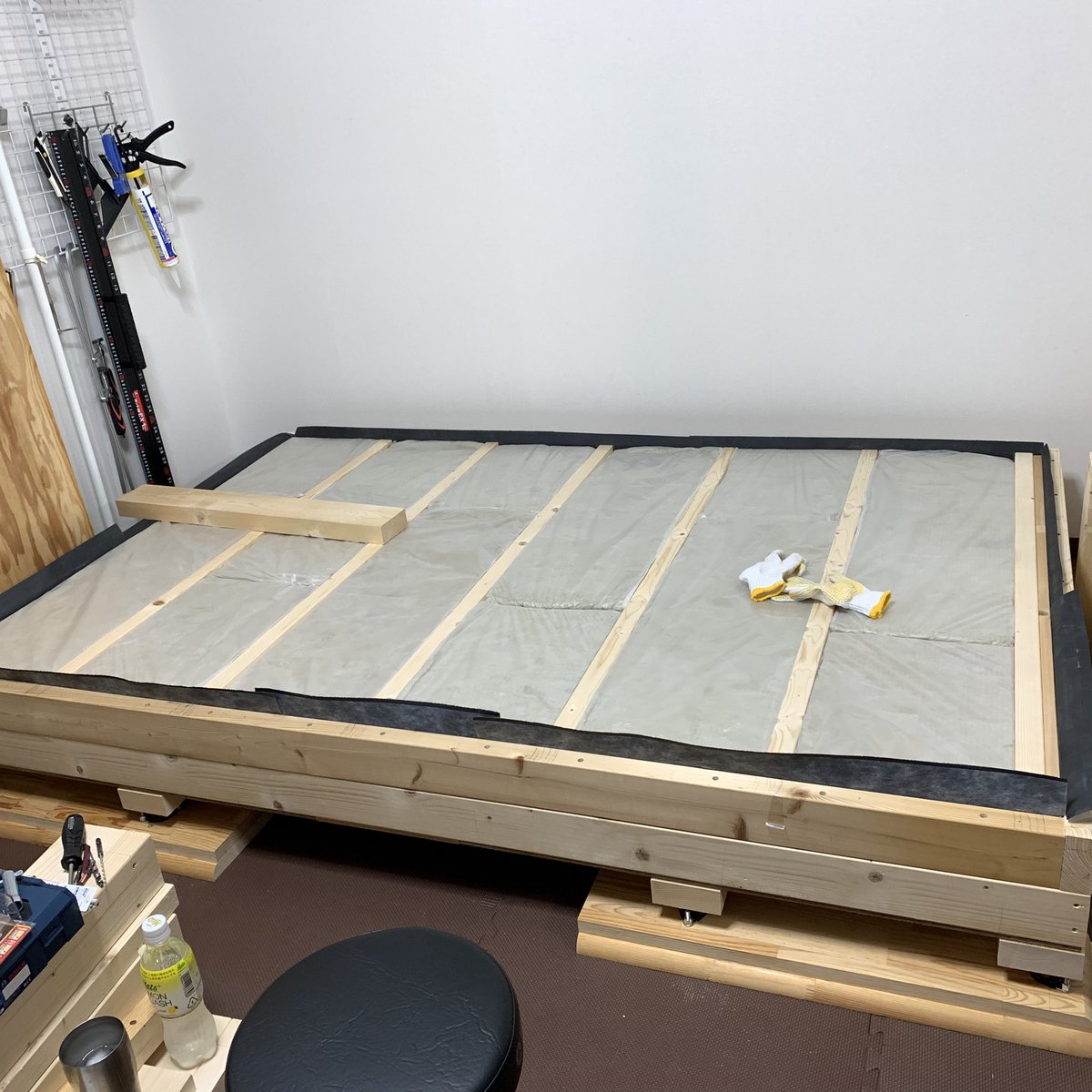 オレコ ベース 防音室diy中 ベース 用 浮き床 防音室 防振ゴム 編12 合板に挟み込む遮音シートが余分に出ているのでカット 角の部分は足りなくなるので サイズに合わせて新たにカット そして 合板をビス止め サイズはぴったりで気持ちいい