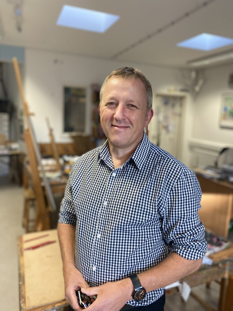HolmewoodOnline's tweet photo. A quick photoshoot with the wonderful @keithsiddleart this morning, as he gets ready to finalise content and his editors welcome to the Holmewoodian magazine. #OutInDecember #TheHolmewoodian #SchoolMagazine https://t.co/rbGYh3PwTQ