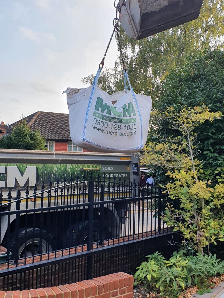 New MCM #multiliftbags are bolder now with our new branding, like the new website. That's #topsoil #subsoil #aggregates direct to site, UK-wide, all year, all weather, your vehicle choice. Seen these yet? PLS SHARE 📸 #constructionUK #buildUK #landscapeUK mcm-se.com/services/mcm-b…