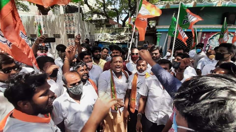 Kavipadai4South's tweet photo. தி.மு.க அராஜகத்தை கண்டித்து #தென்சென்னை_மாவட்டம் சார்பில் ஆர்ப்பாட்டம் !
பாஜக மகளிர் நிர்வாகிகளை தாக்கிய தி.மு.கவினர் மீது தக்க நடவடிக்கை கோரி  தமிழக பாரதிய ஜனதா கட்சியின் சார்பில் போராட்டம்
பெருந்திரளாக கலந்து கொண்ட தென் சென்னை மாவட்ட #இளைஞரணிக்கு வாழ்த்துக்களும் நன்றியும் https://t.co/l4QuJsEpeJ