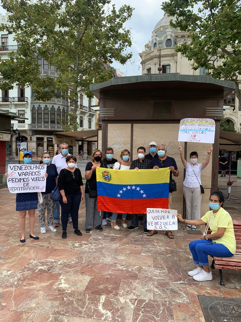 SanNicolAngelo's tweet photo. @ONU_es
@ONU_derechos
@JosepBorrellF
@EmbajadoraUECCS
@UEenVenezuela
@MAECgob
@AranchaGlezLaya
@CancilleriaVE
@EmbEspVenezuela
@GoiAzua
@varados_espana 
Los vzlanos retenidos en España requerimos información sobre fechas de vuelos de retorno a nuestros hogares #UrgeProntoRetorno https://t.co/l4Syt6ogIr