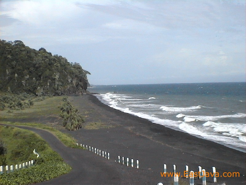 EastJavaTourism's tweet image. #TlepukBeach
Along the beach, there are many colorful stones. There is also a natural fishing swamp to enjoy. This location offers the fishing swamp, lovely scenery and waves, and beautiful rocks.
#Lumajang #TravelToEastJava