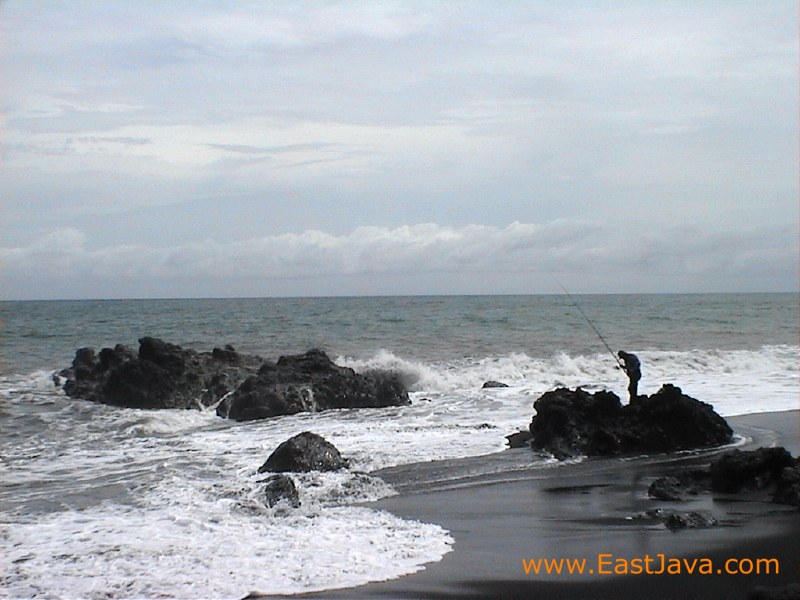EastJavaTourism's tweet image. #TlepukBeach
Along the beach, there are many colorful stones. There is also a natural fishing swamp to enjoy. This location offers the fishing swamp, lovely scenery and waves, and beautiful rocks.
#Lumajang #TravelToEastJava