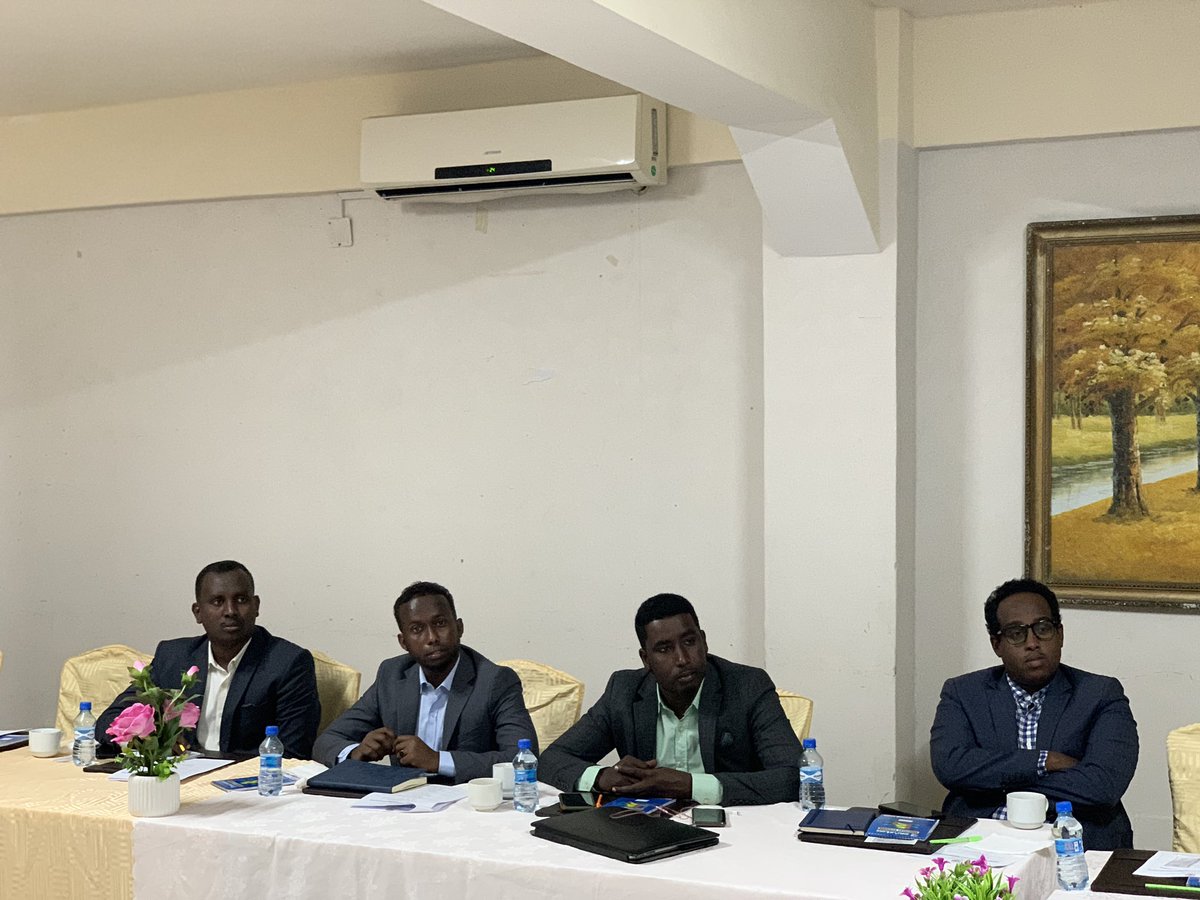 naosomalia's tweet photo. Senator Jurille oo howlwadeenada xafiiska NAO la wadaagaya qibradiisa. https://t.co/vIkpJI8Rm1
