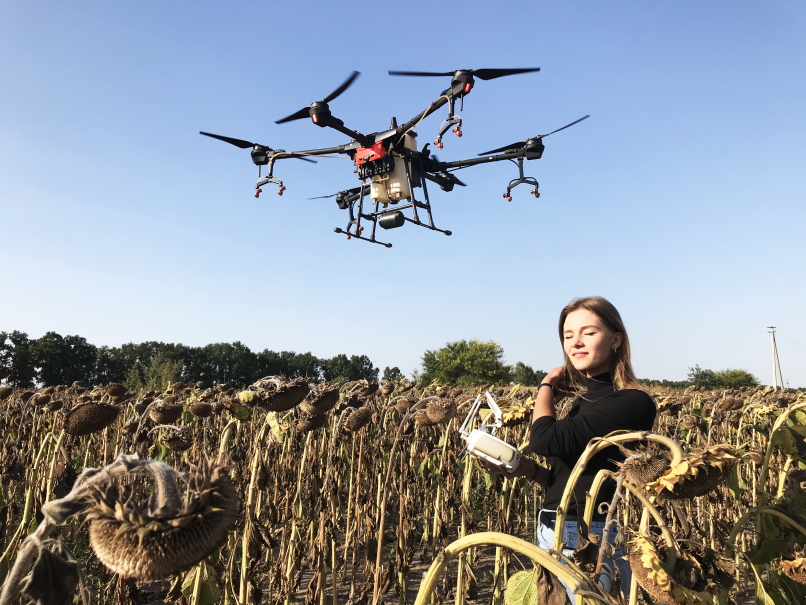 drone_ua's tweet image. Ни секунды на  месте! Вот как проходит десикация украинских полей промышленной платформой Agras t16 от DroneUA. Протестировано на демо-полигоне Digitalfield.

#DigitalField #Agrilab #DroneUAProjects