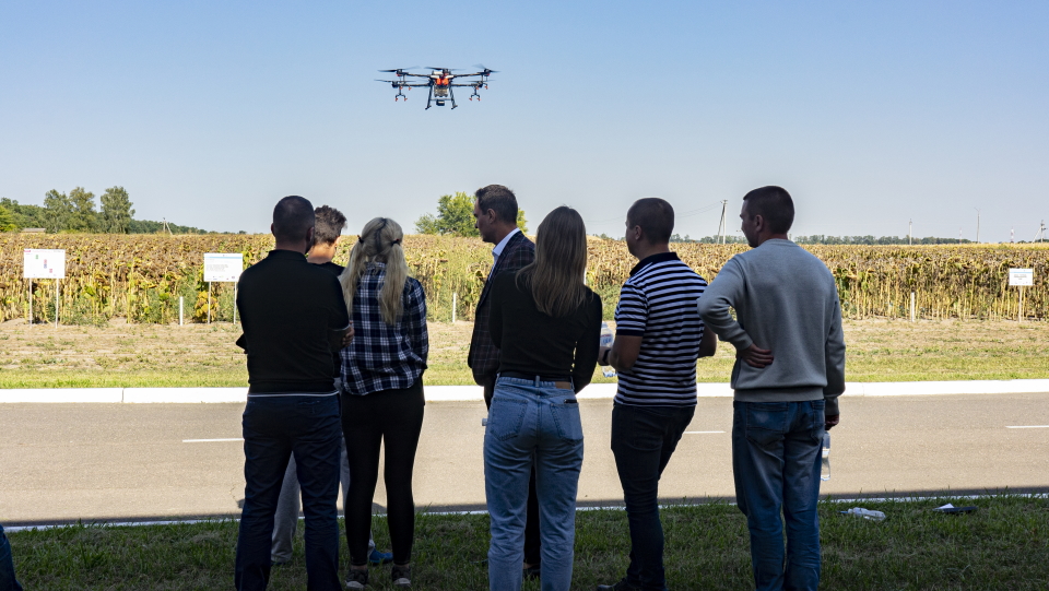 drone_ua's tweet image. Ни секунды на  месте! Вот как проходит десикация украинских полей промышленной платформой Agras t16 от DroneUA. Протестировано на демо-полигоне Digitalfield.

#DigitalField #Agrilab #DroneUAProjects