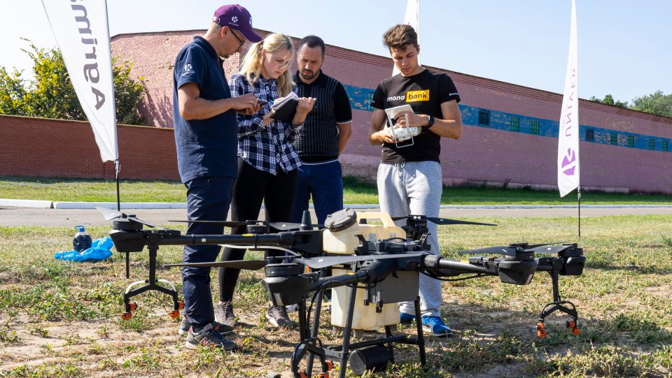 drone_ua's tweet image. Ни секунды на  месте! Вот как проходит десикация украинских полей промышленной платформой Agras t16 от DroneUA. Протестировано на демо-полигоне Digitalfield.

#DigitalField #Agrilab #DroneUAProjects