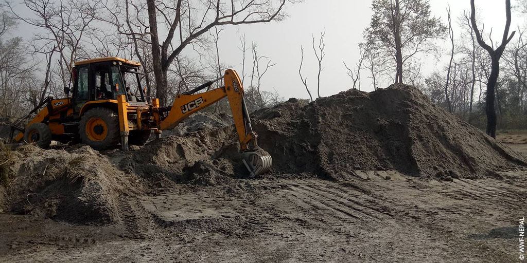wwf_uk's tweet image. It’s #WorldRhinoDay! 🦏 

Flooding in Nepal has caused some rhinos to be swept across the border before being transported back to safety. To help, our teams have created mounds to help protect wildlife during extreme flooding – rhinos have already started using them!