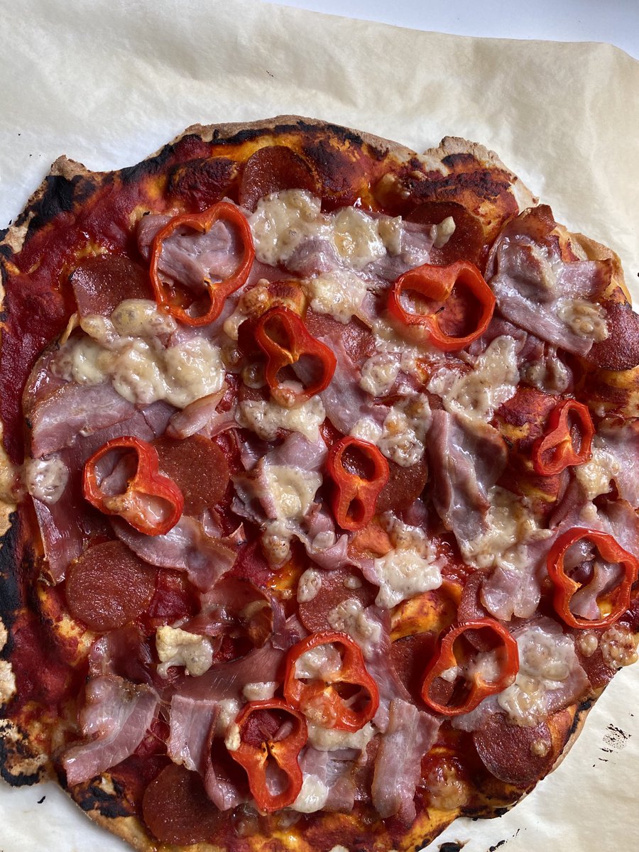 theFieni's tweet image. Lounaaksi pitsaa. Itse tein, mutta valitettavasti ei ollut smetanaa. #kokkaushommat #pitsa