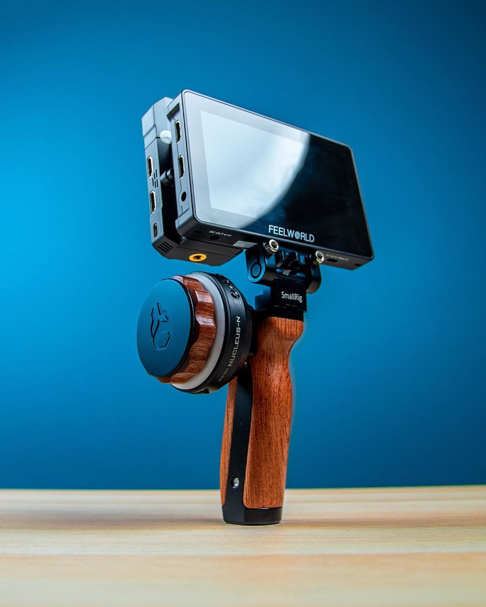 Hollyland_Tech's tweet photo. The greatest concept of accessories is that its essential functionality is there but you don't feel its existence.
-
📸 Garrett Sammons
-
#hollylandtech #mars300pro #hollyview #forabetterview #tiltamax #focuspuller #nucleusnano #videoproduction #videography #cinematography https://t.co/cwg7EuQI4y