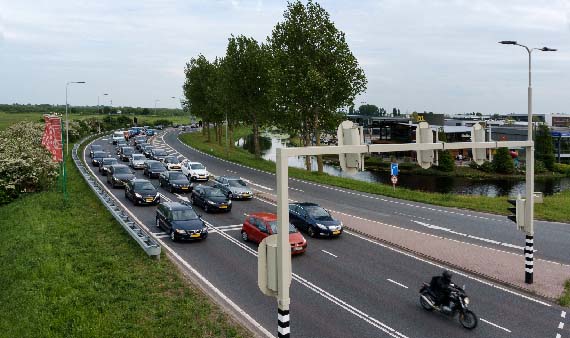 ProvincieNH's tweet image. De provincie kan wachtrijen bij #verkeerslichten voorspellen met een nieuwe techniek. Intelligente verkeerslichten passen daardoor zelfstandig de groentijden aan. Goed voor de doorstroming, prettig voor de reiziger en beter voor het milieu bit.ly/3iW71zk