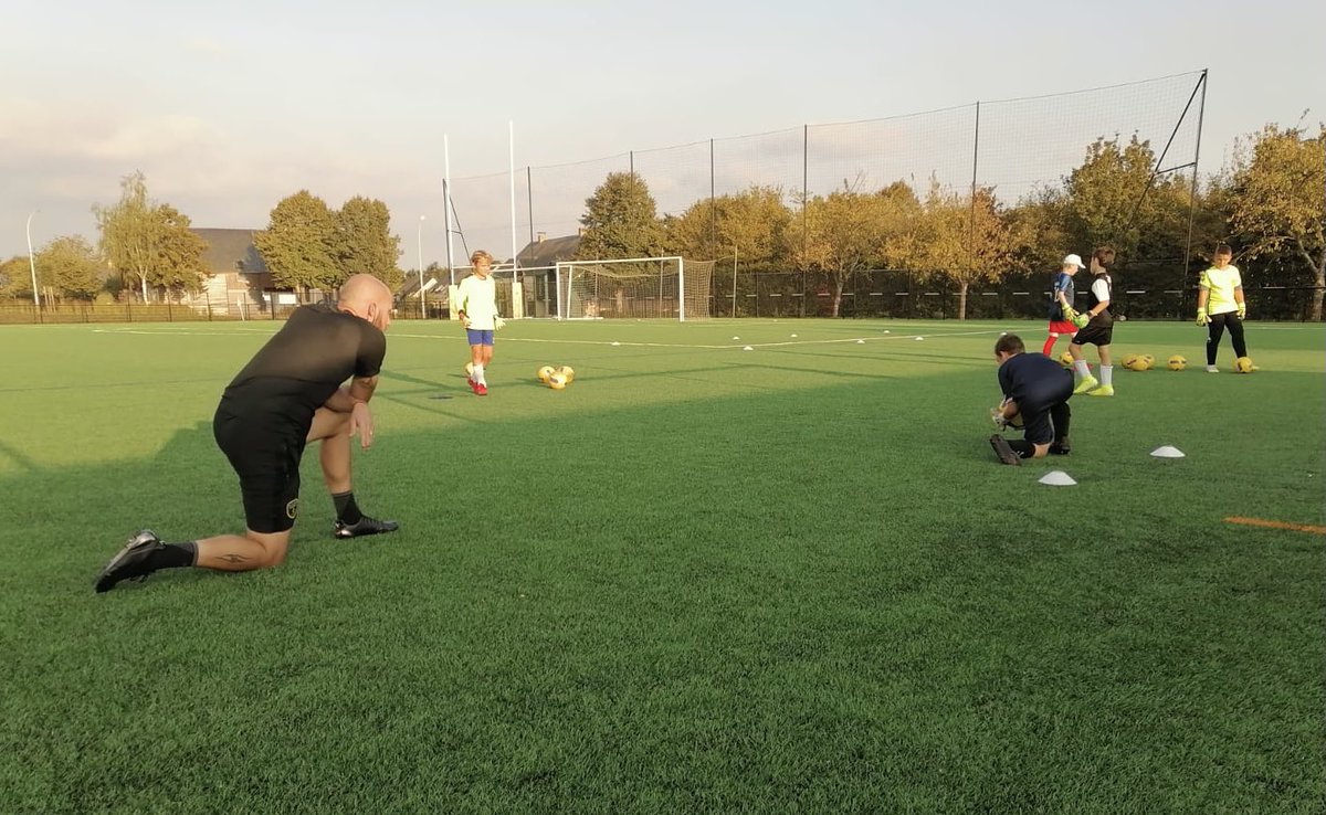 RoazhonA's tweet photo. La #roazhongoalacademy continue avec nos jeunes #gardiensdebut !! 🧤⚽️🧤🥅
#rga #goal #goalkeeper #keeper #gardien #passion #plaisir @jesuisgoal @oliviersorin16 @SPORT2000France @DistrictFoot35 @QBERNARD https://t.co/fNlZ8IU6eM