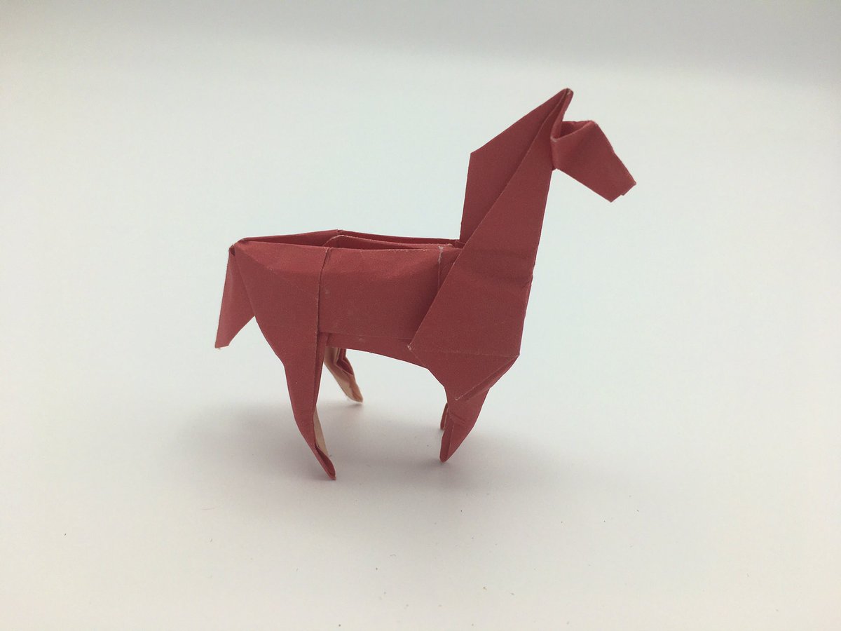 I’ve had this little red  #origami horse for five years.It’s one of my most treasured possessions. This  #thread is about how it came to me. #autism #AllAutistics #ActuallyAutistic 1/