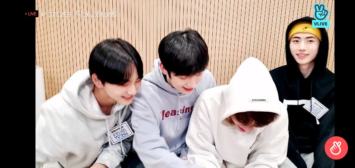 ENHYPEN_M's tweet photo. Imao the way that sunghoon always look at thr camera AGGGGHHHHH MY HEART https://t.co/dsadGz8czT