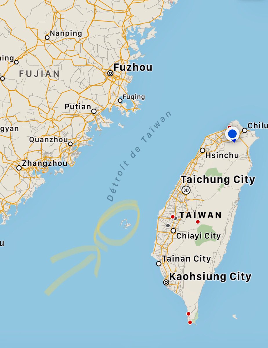 L’archipel est aux portes de Taïwan, à une heure de bateau, quelques minutes de vol, possède l’un des trois plus importants ports militaires de Taïwan, et se situe en face de l’un des autres, Tsuoying, à côté de Kaohsiung. Prendre les Pescadores, c’est pouvoir écouter Tw de près