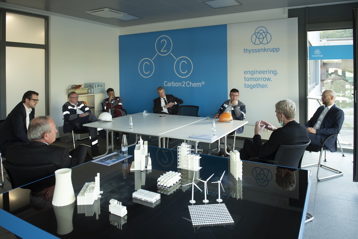 thyssenkrupp_en's tweet photo. Yesterday @StefanKaufmann, innovation officer for green #hydrogen, visited us in Duisburg to learn more about our competence in the construction of #electrolysis plants and our #tkH2Steel concept. Together with us, he discussed the necessary political framework for green #steel. https://t.co/3QoJju72fu
