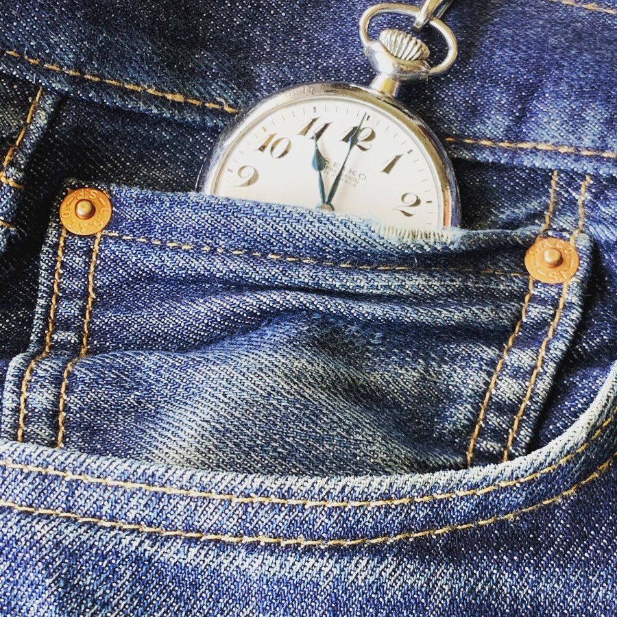 ジーンズにある小さいポケットと言えば、コインポケットという人は多いですが、ウォッチポケット でもあるのです。毎日時計を出し入れするから懐中時計型のアタリがついてきました。19セイコーがよく似合うポケット。 正美堂 合田圭四郎 #正美堂  #正美堂時計店 #懐中時計 ...