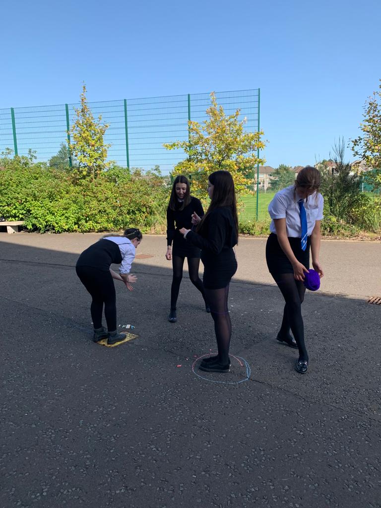 TIGERSEYAcad's tweet photo. Active Learning opportunities #outdoors @KirkintillochHS using basic resources 2 create #play #learning experiences -we remember the things that trigger #emotionalconnection in our brains #dopamine @paulinescott222 @apprentice_scot @EDCouncil @PlayScotland @TIGERS_UK @stfscotland https://t.co/lEhkH2a34a