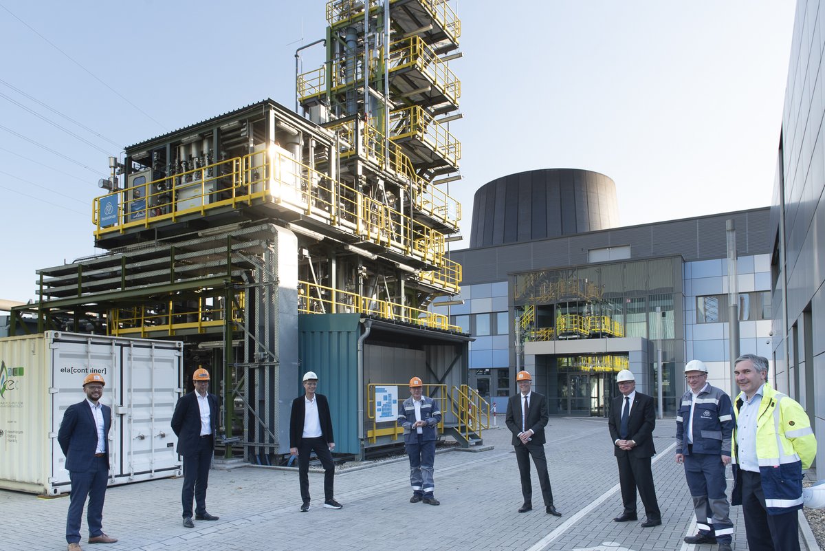 thyssenkrupp's tweet photo. Gestern zu Gast bei uns in Duisburg: @StefanKaufmann, Innovationsbeauftragter für grünen #Wasserstoff. Neben unserer Kompetenz beim Bau von #Elektrolyseanlagen überzeugte er sich von unserem Konzept #tkH2Steel & sprach mit uns über politischen Rahmenbedingungen für grünen #Stahl. https://t.co/Lx40MW6S4b