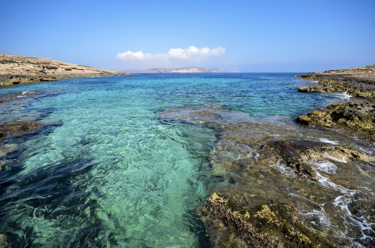 DescubreMalta's tweet photo. Si quieres quedar sorprendido con el color turquesa de las aguas del archipielago, visitar la bahia #Armier ¡será todo un acierto! #moretoexplore https://t.co/jf3I1OSdEz