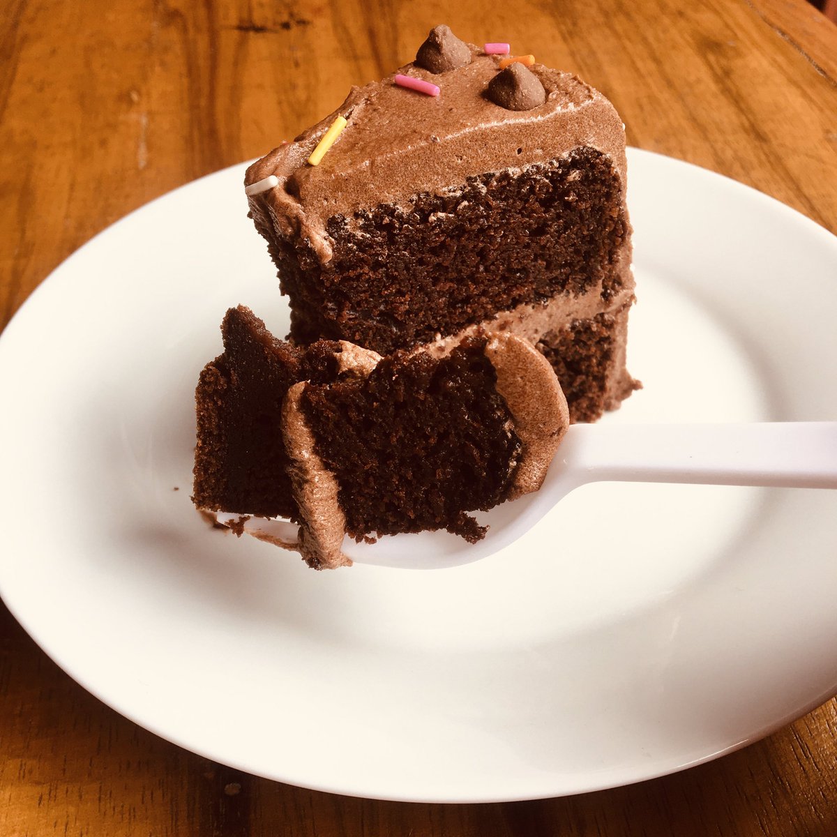 kriscot_kitchen's tweet photo. Chocolate Cake🍫🥮
-follow for more sweetness 😋
-order for your loved ones in Abuja
Use link in bio to place an order now!!
#chocolatecake #buttercream #chocolatechips #abujabaker #abujachef #naijabusiness #cakeaddict #kriscotkitchen #abujatwittercommunity #desertideas https://t.co/MU1x7gsyrt