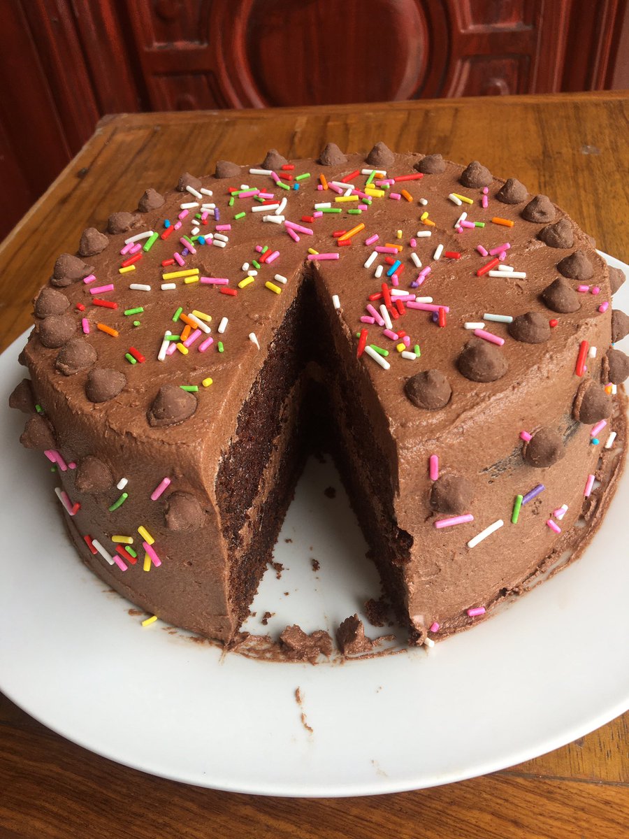 kriscot_kitchen's tweet photo. Chocolate Cake🍫🥮
-follow for more sweetness 😋
-order for your loved ones in Abuja
Use link in bio to place an order now!!
#chocolatecake #buttercream #chocolatechips #abujabaker #abujachef #naijabusiness #cakeaddict #kriscotkitchen #abujatwittercommunity #desertideas https://t.co/MU1x7gsyrt