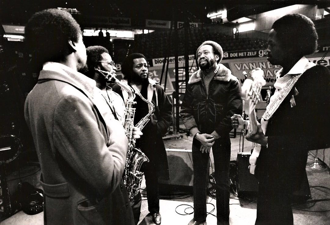 Atlético vestir Recreación Barney Hurley on Twitter: "Maurice &amp; Verdine White with Don Myrick,  Andrew Woolfolk &amp; Louis Satterfield of the Phenix Horns during a  soundcheck for an Earth, Wind &amp; Fire concert at The