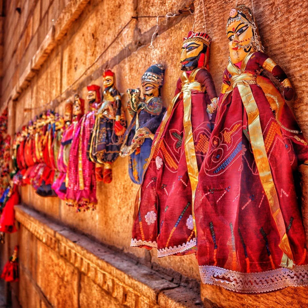 IndiainSpain's tweet photo. #Kathputli de Rajastán es una antigua forma de danza de #títeres en la que los títeres son sostenidos por cuerdas que los artistas controlan

"Kath" significa madera y "Putli" significa muñeca. Los artistas también crean voces para que los muñecos conversen

#IndianPuppetry https://t.co/4IFqZtCqGR