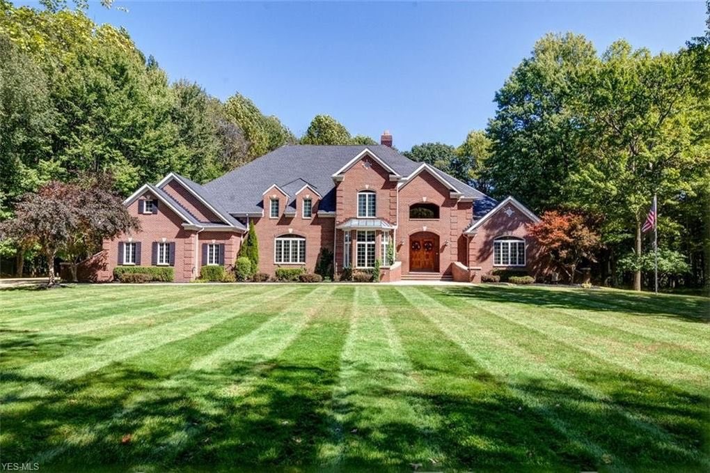 MidwestRoadShow's tweet photo. A home for sale in #Ohio has a very unique feature (which could possibly be a deal-maker for fans of #TheWestWing or presidential scholars)— it has a replica of the Oval Office up in the attic 🇺🇸 More details: https://t.co/1jz4v7vBlb #Midwest #MidwestIsBest https://t.co/4gS6UXQPHe