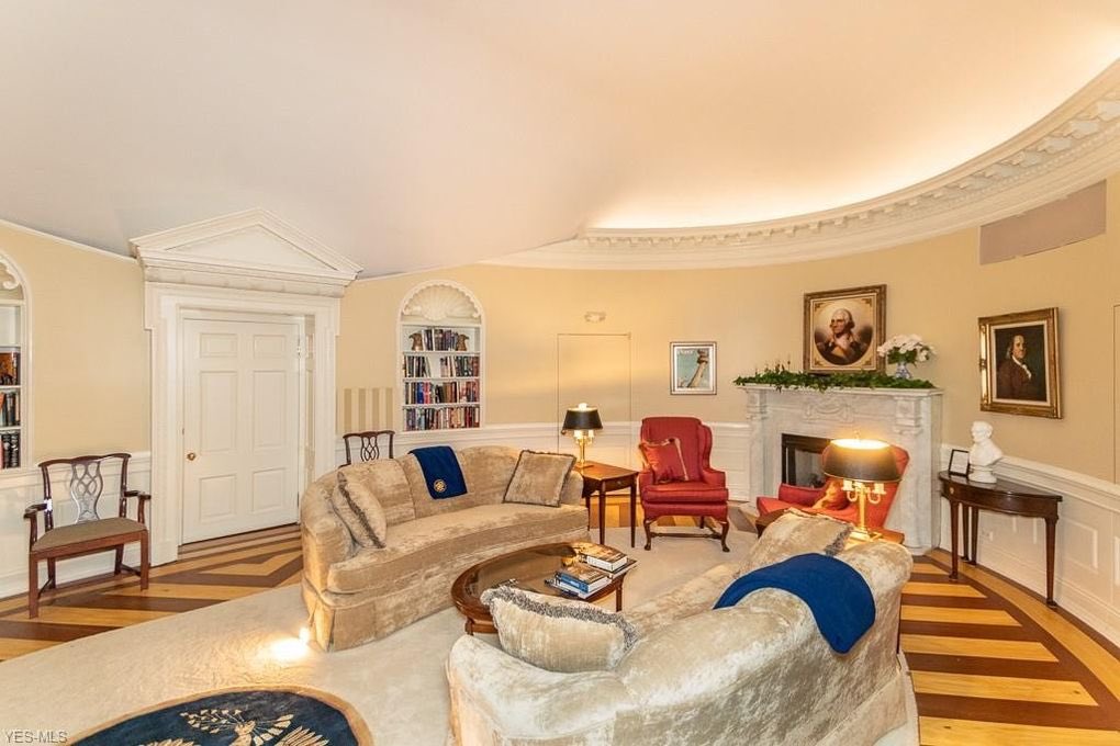 MidwestRoadShow's tweet photo. A home for sale in #Ohio has a very unique feature (which could possibly be a deal-maker for fans of #TheWestWing or presidential scholars)— it has a replica of the Oval Office up in the attic 🇺🇸 More details: https://t.co/1jz4v7vBlb #Midwest #MidwestIsBest https://t.co/4gS6UXQPHe
