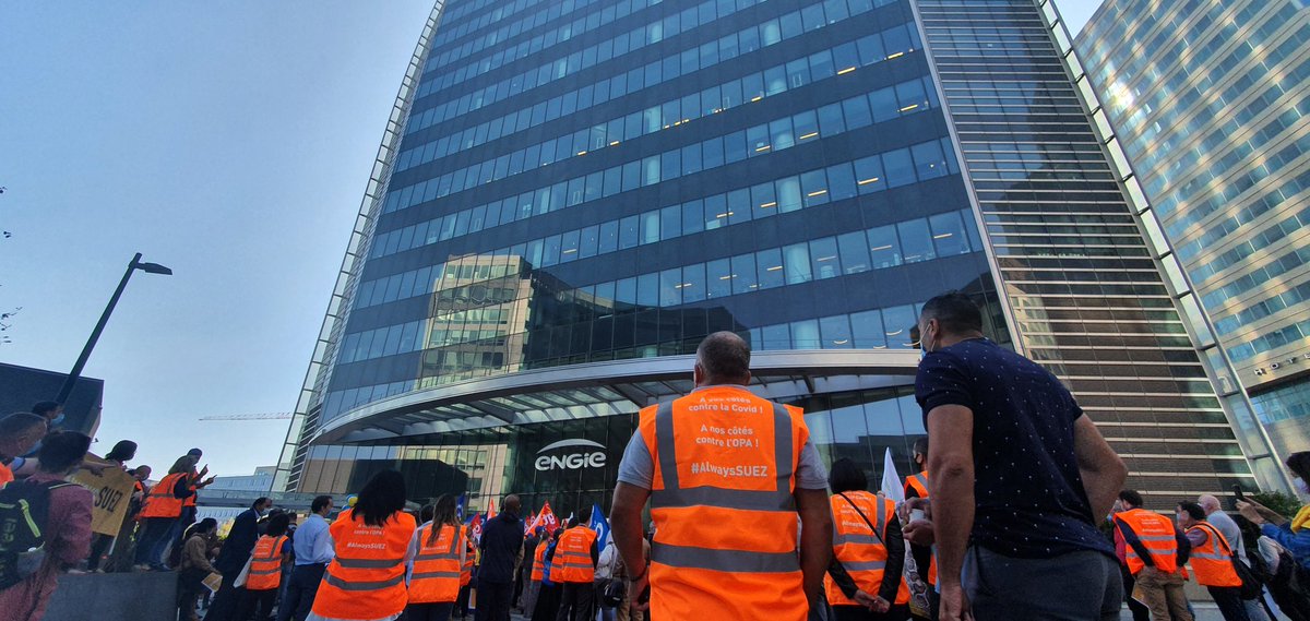 Les syndicats et les collaborateurs de #SUEZ sont mobilisés pour protester contre le projet de <a href="/Veolia/">Veolia</a> devant les locaux d’<a href="/Engie/">Engie</a>
#AlwaysSUEZ