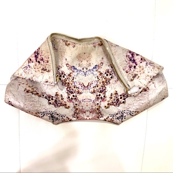 Amanda____F's tweet photo. So good I had to share! Check out all the items I'm loving on @Poshmarkapp from @BrazilAllure #poshmark #fashion #style #shopmycloset #gucci #alexandermcqueen: https://t.co/KYM1UVJtkf https://t.co/HOy4R1uz9f