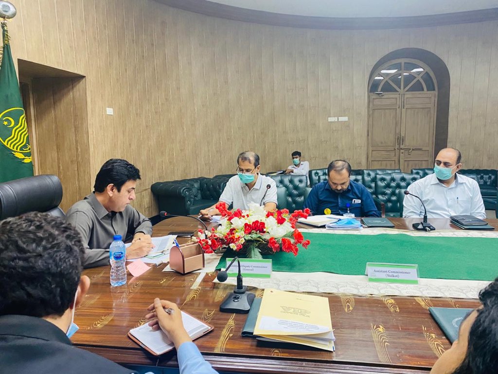 Dcsialkot1's tweet photo. Evening meeting yesterday to review polio vaccination coverage On day 1 of the campaign. ACs, Reps of Health Department &amp; WHO Pak attended the meeting . Thorough deliberation on issues , and mechanisms devised to resolve them.  
 @GOPunjabPK @WHOPakistan https://t.co/RP4jKXwfPq