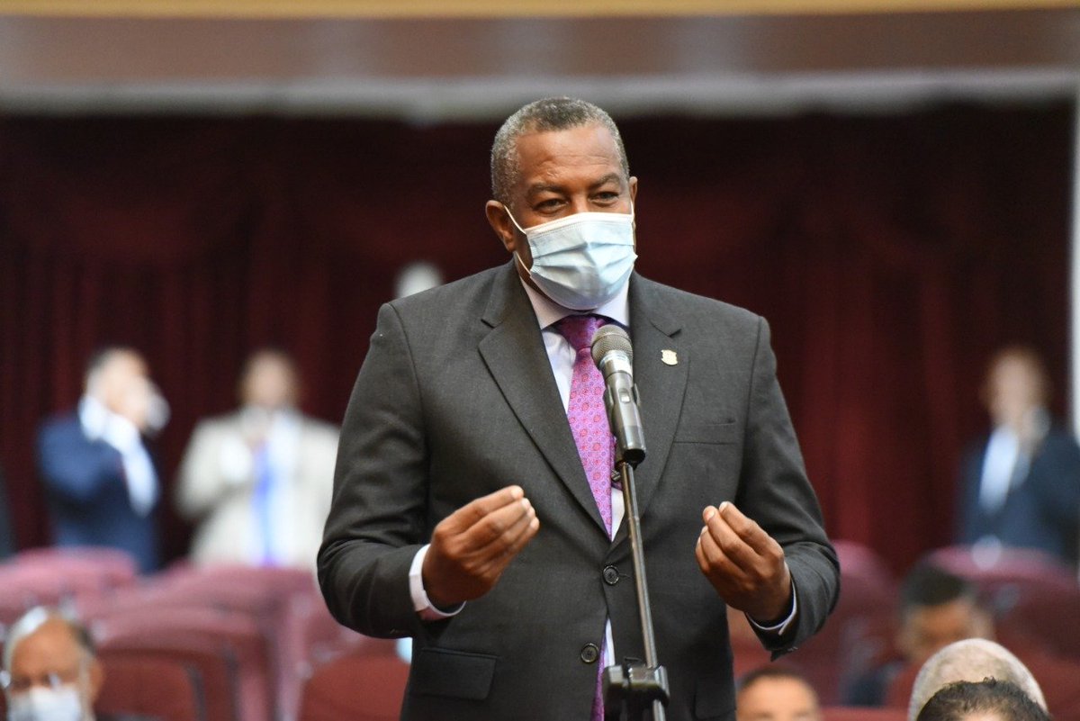 DiputadosRD's tweet photo. Diputado Julio Brito solicita apoyo de los colegas en el proyecto de resolución para la construcción del "Aeródromo Múltiple del Sur", con asiento en Azua. https://t.co/DC3mUOrqAN