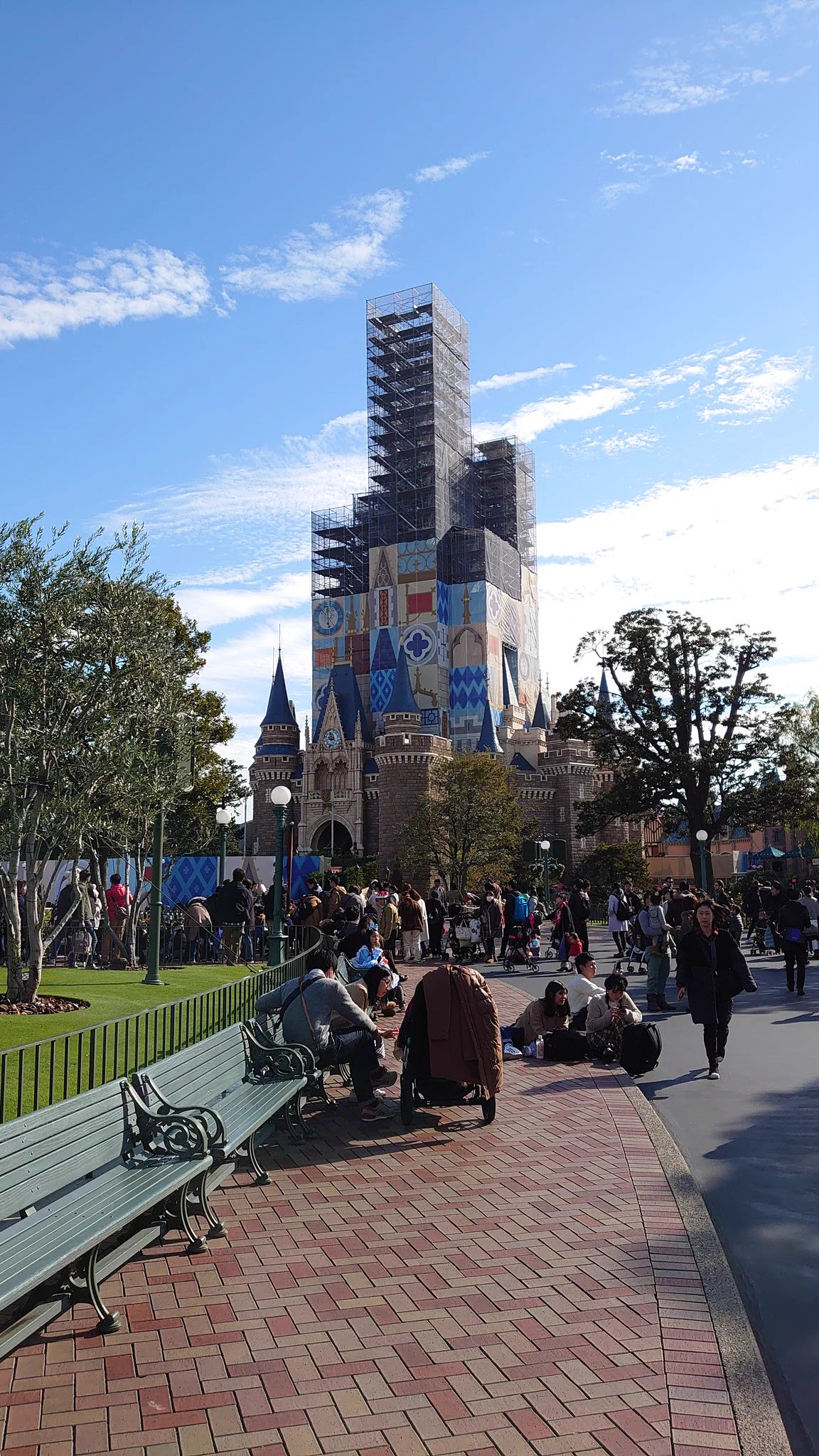@V_Melville 工事中の東京ディズニーランドシンデレラ城と、カリフォルニアアナハイムのディズニーランドの眠れる森の美女の城の画像もどうぞ。 