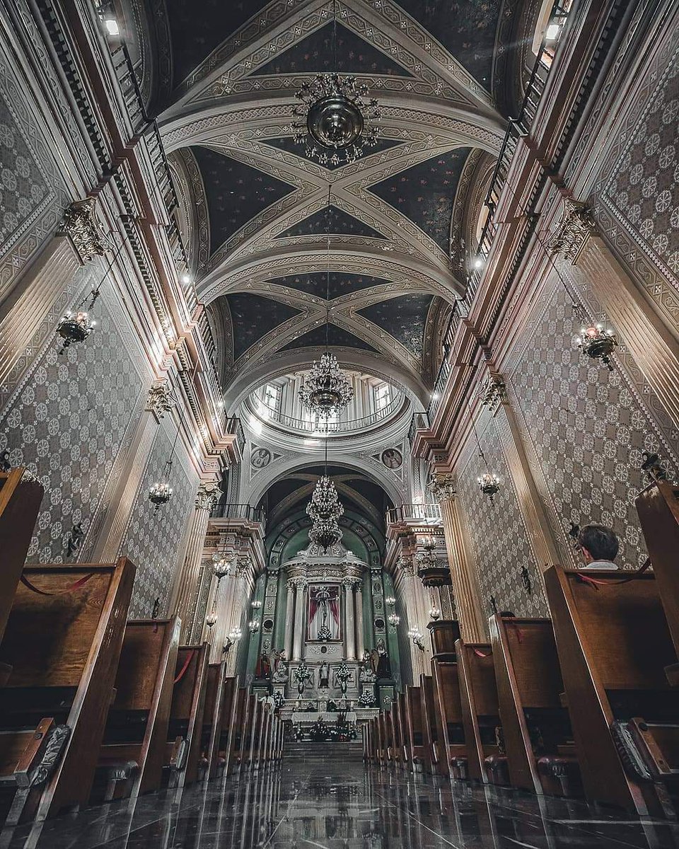 ParadoresGto's tweet photo. El Templo de la Preciosa Sangre de Cristo es hoy el hogar del Cristo Negro que tanto protege a #Yuriria. La imagen, tallada en madera de ébano, fue traída desde España por Fray Alonso de la Fuente en 1646.🤩 

📸: constan_a https://t.co/m7IRmfDAMx