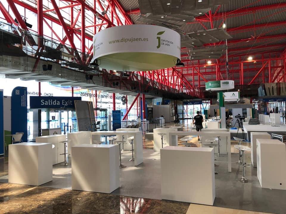 Nos da mucha alegría poder compartir estas fotos con todos vosotros, de nuevo montamos el #mobiliario para un #congreso para <a href="/SmartAgriFoodSu/">Startup Europe Smart Agrifood Summit</a> con nuestros compañeros de <a href="/Fycma/">Fycma</a> 
En BeDifferent trabajamos día a día para dar el mejor servicio 💪🏻💪🏻 #vuelvenloseventos
