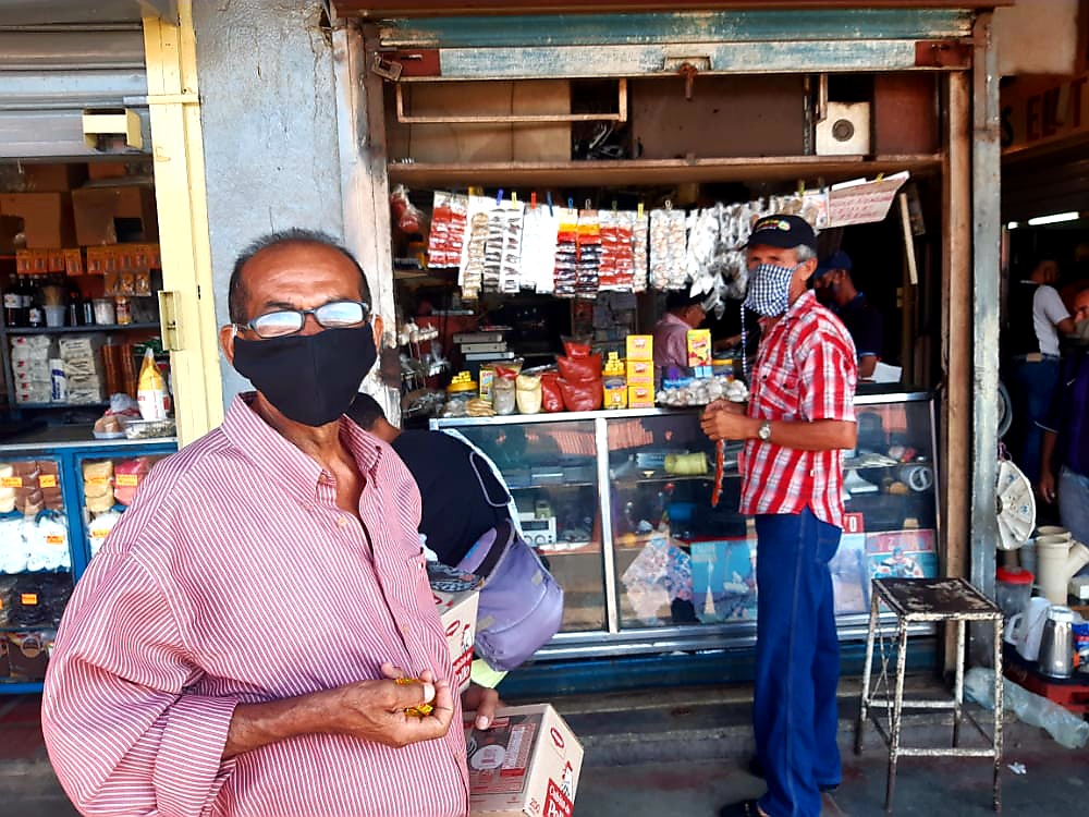 1. En esta semana de #FlexibilizacionAmpliaYGeneral
en el mercado 'Las Pulgas', los  comerciantes formales están trabajando de manera segura y controlada; recibiendo a zulianas y zulianos con estrictos controles sanitarios en túneles de desinfección.
#PueblosEnAlianzaPorLaPaz